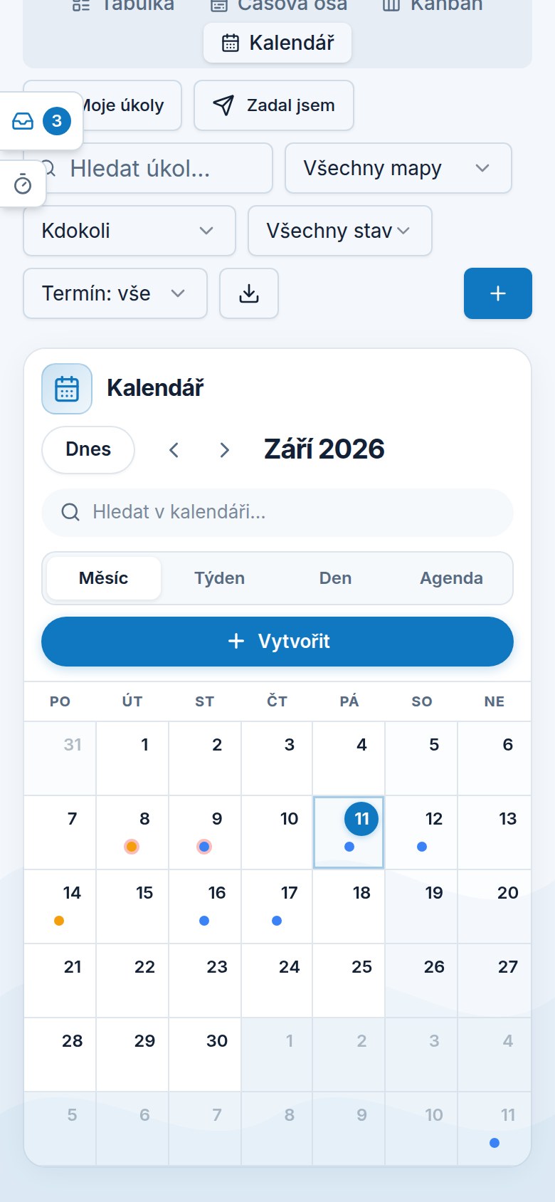 Kalendář na telefonu: měsíční mřížka na šířku displeje s tečkami podle stavu