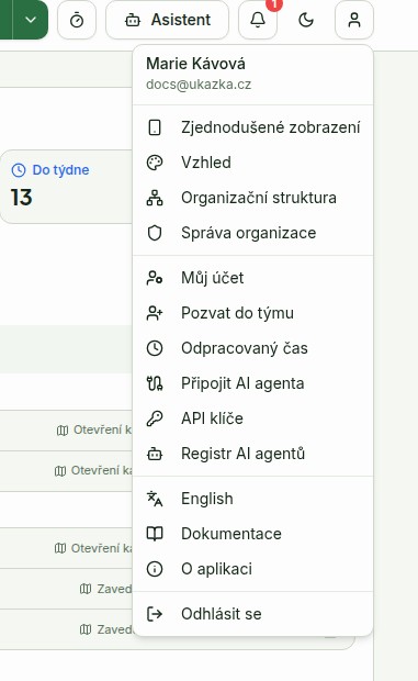 Rozbalené menu pod panáčkem: jméno a e-mail, Zjednodušené zobrazení, Vzhled, Organizační struktura, Správa organizace, Můj účet, Pozvat do týmu, Odpracovaný čas, Připojit AI agenta, API klíče, Registr AI agentů, English, Dokumentace, Nahlásit chybu nebo nápad, O aplikaci, Odhlásit se