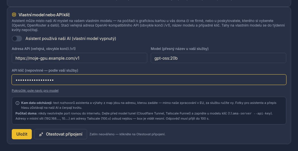 Sekce Vlastní model nebo API klíč ve Správě organizace: přepínač Asistent používá váš vlastní model, pole Adresa API, Model a API klíč, rámeček Kam data odcházejí s nápovědou k tunelu, tlačítka Uložit a Otestovat připojení